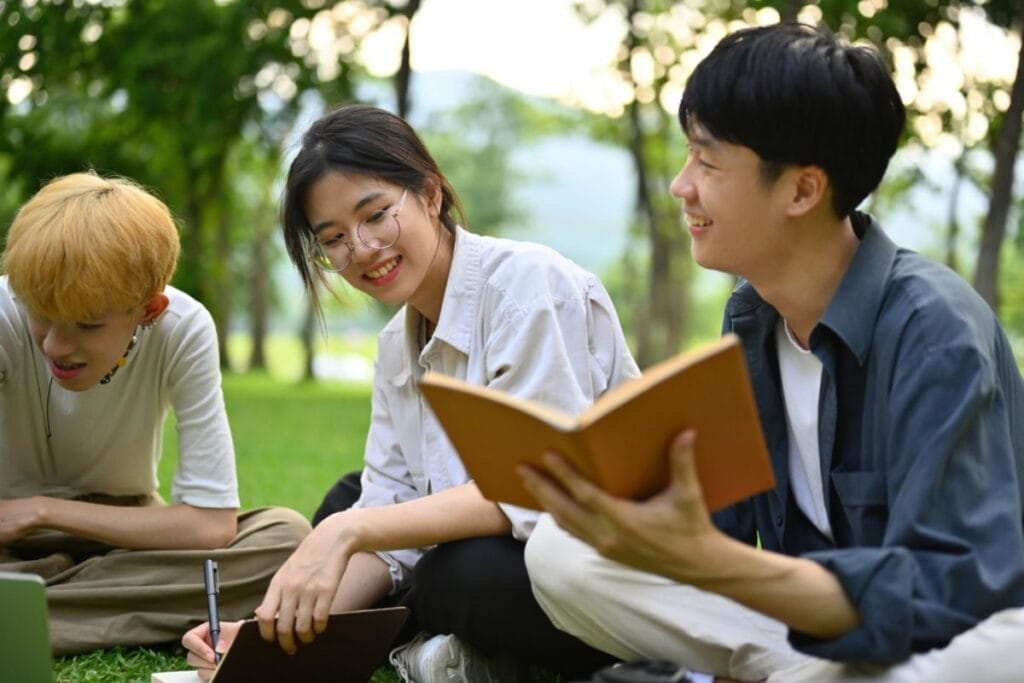 กลุ่มวัยรุ่นร่วมกันศึกษารายละเอียดเกี่ยวกับโปรแกรม AP vs IB vs A-Level